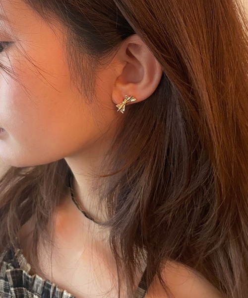 FOREVER 21(フォーエバー トゥエンティーワン)の「デザインリボンピアス(ピアス(両耳用)・レディース・ゴールド/シルバー・FREE)」の1枚目の写真