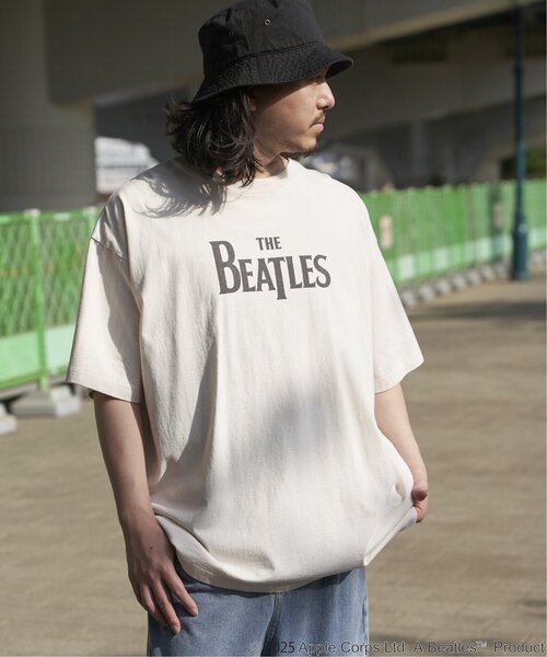 The Beatles(ザビートルズ)の「THE BEATLES ザ ビートルズ ロゴピグメントTシャツ(Tシャツ/カットソー・メンズ・オフホワイト/ブラック・M/LL/L)」の2枚目の写真