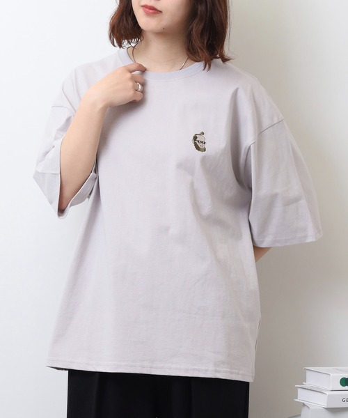 ATELANE（アテレーン）の「ATELANE アソート　ワンポイント刺繍 バック刺繍オーバーサイズ 半袖Tシャツ（Tシャツ/カットソー・レディース・ベージュ/グレー/ブラック系2/サックスブルー/ブラック/ホワイト系1/ホワイト系2/ホワイト/ブラック系1・M/L）」の10枚目の写真