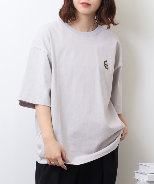 ATELANE（アテレーン）の「ATELANE アソート　ワンポイント刺繍 バック刺繍オーバーサイズ 半袖Tシャツ（Tシャツ/カットソー・レディース・ベージュ/グレー/ブラック系2/サックスブルー/ブラック/ホワイト系1/ホワイト系2/ホワイト/ブラック系1・M/L）」の12枚目の写真