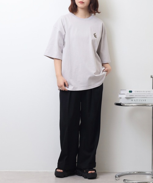 ATELANE（アテレーン）の「ATELANE アソート　ワンポイント刺繍 バック刺繍オーバーサイズ 半袖Tシャツ（Tシャツ/カットソー・レディース・ベージュ/グレー/ブラック系2/サックスブルー/ブラック/ホワイト系1/ホワイト系2/ホワイト/ブラック系1・M/L）」の14枚目の写真