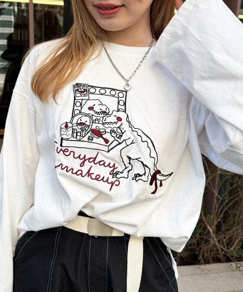 DOUBLE NAME(ダブルネーム)の「MAKE UP恐竜刺しゅうロンTEE(Tシャツ/カットソー・レディース・スミクロ/オフホワイト/ブルー・FREE)」の2枚目の写真