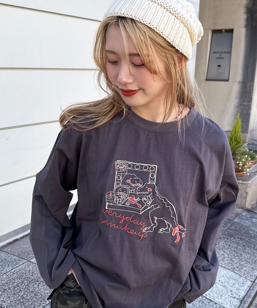DOUBLE NAME(ダブルネーム)の「MAKE UP恐竜刺しゅうロンTEE(Tシャツ/カットソー・レディース・スミクロ/オフホワイト/ブルー・FREE)」の3枚目の写真