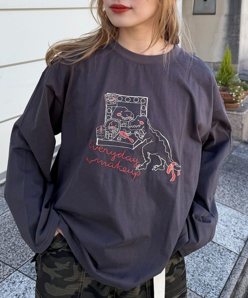 DOUBLE NAME(ダブルネーム)の「MAKE UP恐竜刺しゅうロンTEE(Tシャツ/カットソー・レディース・スミクロ/オフホワイト/ブルー・FREE)」の12枚目の写真