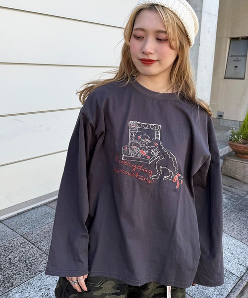 DOUBLE NAME(ダブルネーム)の「MAKE UP恐竜刺しゅうロンTEE(Tシャツ/カットソー・レディース・スミクロ/オフホワイト/ブルー・FREE)」の14枚目の写真