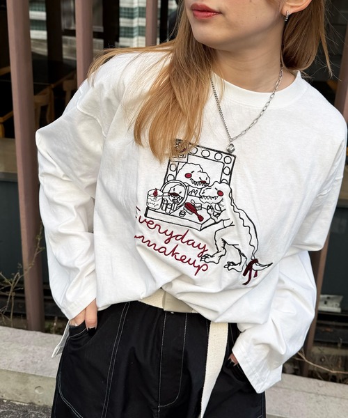 DOUBLE NAME(ダブルネーム)の「MAKE UP恐竜刺しゅうロンTEE(Tシャツ/カットソー・レディース・スミクロ/オフホワイト/ブルー・FREE)」の15枚目の写真