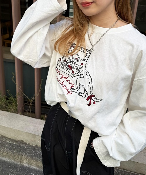 DOUBLE NAME(ダブルネーム)の「MAKE UP恐竜刺しゅうロンTEE(Tシャツ/カットソー・レディース・スミクロ/オフホワイト/ブルー・FREE)」の16枚目の写真