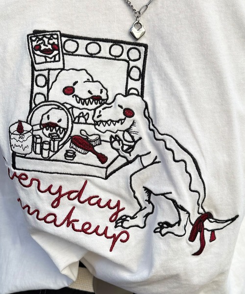 DOUBLE NAME(ダブルネーム)の「MAKE UP恐竜刺しゅうロンTEE(Tシャツ/カットソー・レディース・スミクロ/オフホワイト/ブルー・FREE)」の4枚目の写真