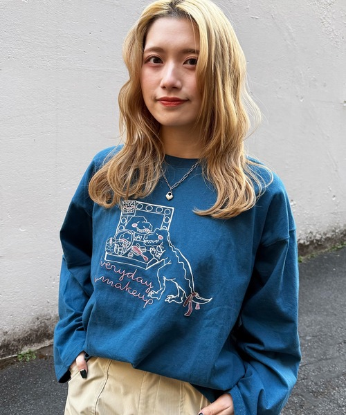 DOUBLE NAME(ダブルネーム)の「MAKE UP恐竜刺しゅうロンTEE(Tシャツ/カットソー・レディース・スミクロ/オフホワイト/ブルー・FREE)」の7枚目の写真