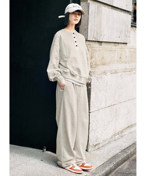 MEDE19F(メデジュウキュウ)の「BRAND NEW MIX STYLE ヘンリーネックスウェット(スウェット・レディース・グレイッシュベージュ・3L/LL/L/M/S)」の2枚目の写真