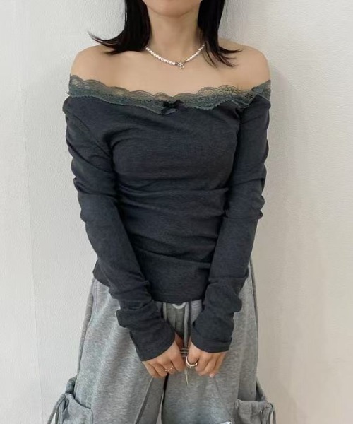 mebole（メボレ）の「レースステッチオフショルダートップス（Tシャツ/カットソー・レディース・ダークグレー/グレー/ブラック・FREE）」の4枚目の写真