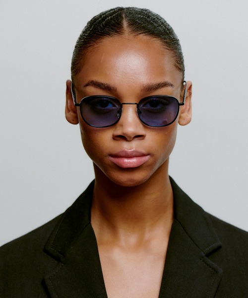 A.Kjaerbede（エキアビド）の「HELLO（サングラス・レディース・ブラック/ゴールド/ローズ系/ブラック系・ONE SIZE）」の2枚目の写真