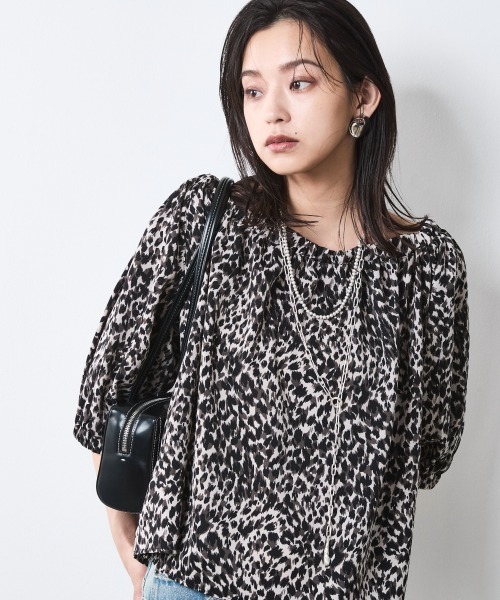 CHIC STYLE(シックスタイル)の「レオパードプリントブラウス<大きいサイズ有>シックスタイル(シャツ/ブラウス・レディース・グレー系/ブラウン系・5L/4L/3L/LL/L/M)」の2枚目の写真