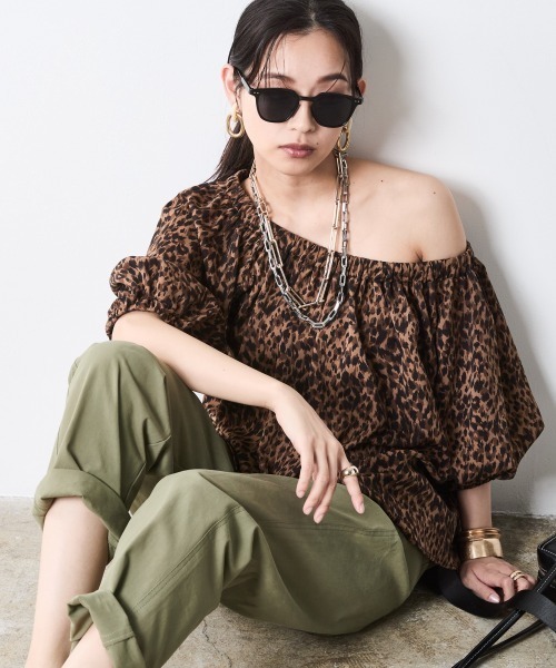 CHIC STYLE(シックスタイル)の「レオパードプリントブラウス<大きいサイズ有>シックスタイル(シャツ/ブラウス・レディース・グレー系/ブラウン系・5L/4L/3L/LL/L/M)」の1枚目の写真