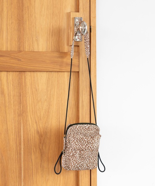 GLOBAL WORK（グローバルワーク）の「撥水軽量ポシェットショルダー/319595（ショルダーバッグ・レディース・ピンク/レオパード/シルバー/パープル/アイボリー/ブラック/ブラック系その他・ONE SIZE）」の7枚目の写真