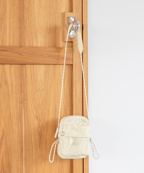 GLOBAL WORK（グローバルワーク）の「撥水軽量ポシェットショルダー/319595（ショルダーバッグ・レディース・ピンク/レオパード/シルバー/パープル/アイボリー/ブラック/ブラック系その他・ONE SIZE）」の2枚目の写真