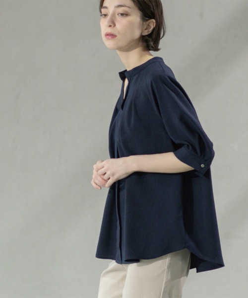 OPAQUE.CLIP(オペークドットクリップ)の「タックスキッパーブラウス【洗濯機洗い可】(シャツ/ブラウス・レディース・ネイビー/オフホワイト/ブラウン系その他・40/36/38/42)」の1枚目の写真