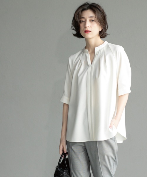 OPAQUE.CLIP(オペークドットクリップ)の「タックスキッパーブラウス【洗濯機洗い可】(シャツ/ブラウス・レディース・ネイビー/オフホワイト/ブラウン系その他・40/36/38/42)」の5枚目の写真