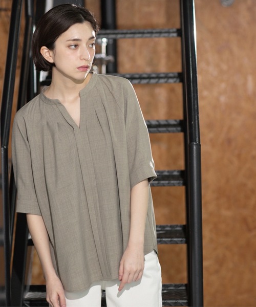 OPAQUE.CLIP(オペークドットクリップ)の「タックスキッパーブラウス【洗濯機洗い可】(シャツ/ブラウス・レディース・ネイビー/オフホワイト/ブラウン系その他・40/36/38/42)」の11枚目の写真