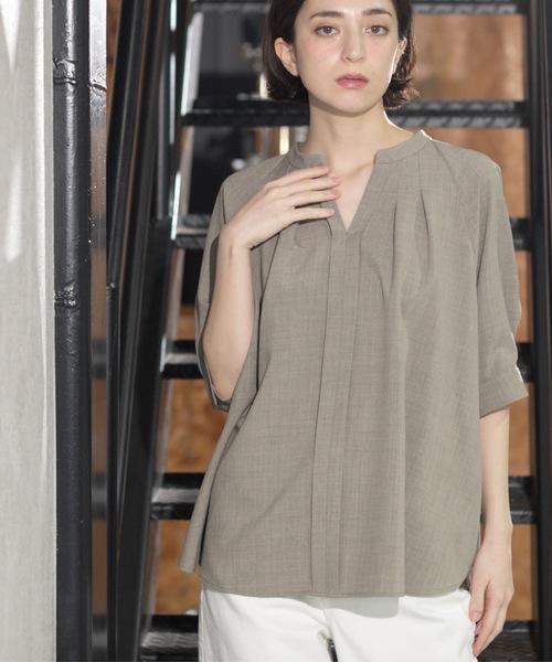 OPAQUE.CLIP(オペークドットクリップ)の「タックスキッパーブラウス【洗濯機洗い可】(シャツ/ブラウス・レディース・ネイビー/オフホワイト/ブラウン系その他・40/36/38/42)」の12枚目の写真