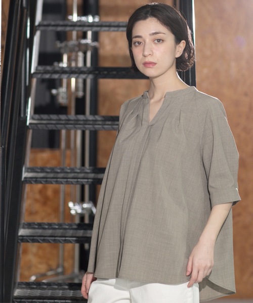 OPAQUE.CLIP(オペークドットクリップ)の「タックスキッパーブラウス【洗濯機洗い可】(シャツ/ブラウス・レディース・ネイビー/オフホワイト/ブラウン系その他・40/36/38/42)」の13枚目の写真