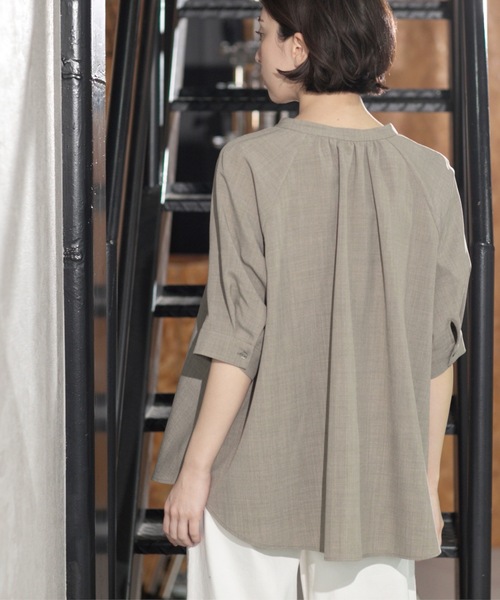 OPAQUE.CLIP(オペークドットクリップ)の「タックスキッパーブラウス【洗濯機洗い可】(シャツ/ブラウス・レディース・ネイビー/オフホワイト/ブラウン系その他・40/36/38/42)」の15枚目の写真