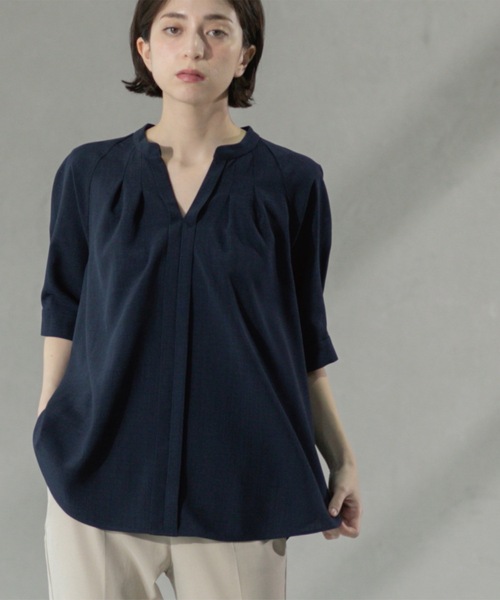 OPAQUE.CLIP(オペークドットクリップ)の「タックスキッパーブラウス【洗濯機洗い可】(シャツ/ブラウス・レディース・ネイビー/オフホワイト/ブラウン系その他・40/36/38/42)」の17枚目の写真