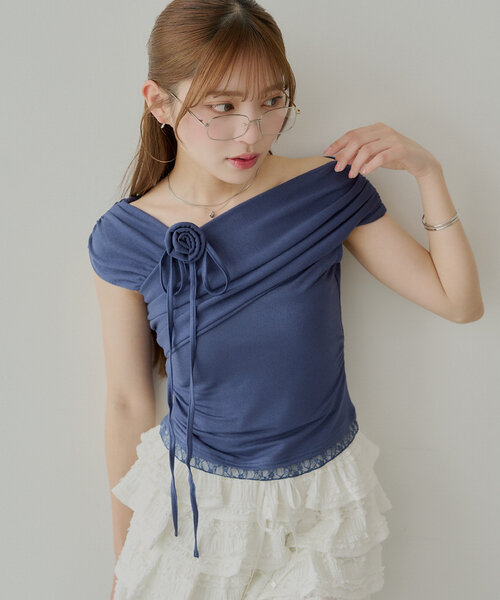 Chico（チコ）の「【5色展開】ローズチョーカー付ワンショル裾レースT（Tシャツ/カットソー・レディース・ブルー/ネイビー/ホワイト/ピンク/ブラック・FREE）」の4枚目の写真
