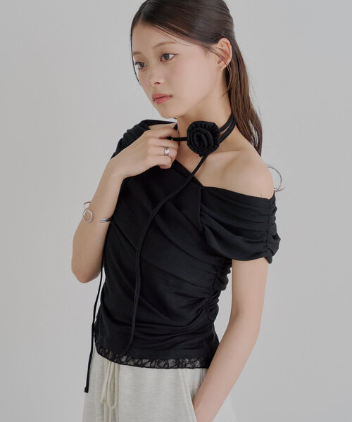 Chico（チコ）の「【5色展開】ローズチョーカー付ワンショル裾レースT（Tシャツ/カットソー・レディース・ブルー/ネイビー/ホワイト/ピンク/ブラック・FREE）」の3枚目の写真