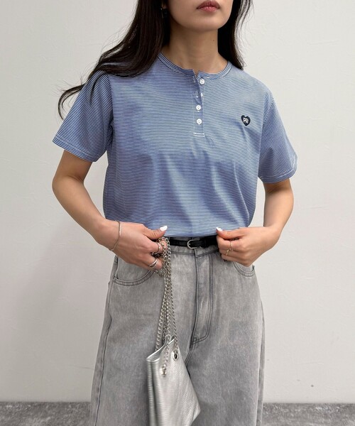 fredy emue（フレディエミュ）の「ハートFR刺繍ヘンリーTシャツ（Tシャツ/カットソー・レディース・オフホワイト/ホワイト系その他/ブルー系その他/ネイビー・38）」の2枚目の写真