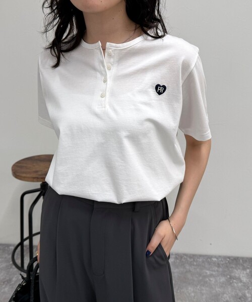 fredy emue（フレディエミュ）の「ハートFR刺繍ヘンリーTシャツ（Tシャツ/カットソー・レディース・オフホワイト/ホワイト系その他/ブルー系その他/ネイビー・38）」の3枚目の写真