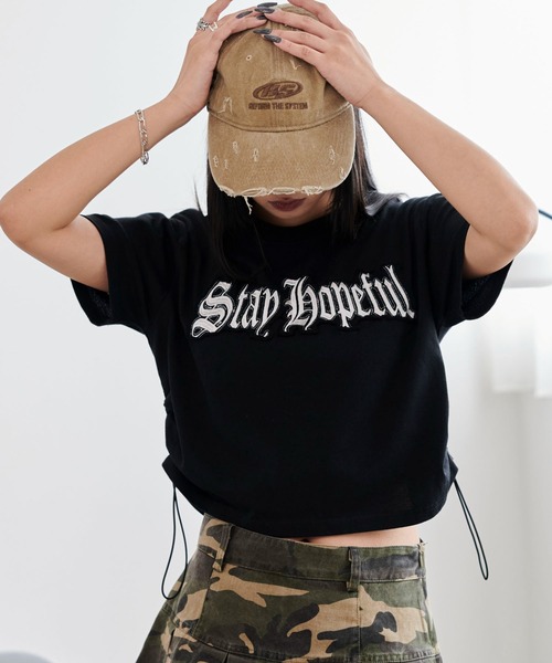 WEGO(ウィゴー)の「WEGO/グラフィックサイドドロストショートT(Tシャツ/カットソー・レディース・ホワイト/ブラック・FREE)」の2枚目の写真