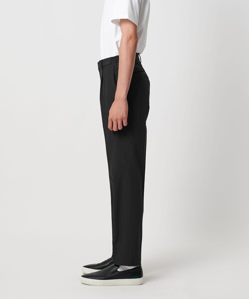 UNITED ARROWS（ユナイテッドアローズ）の「テック タフタ サイドシャーリング 1プリーツ スラックス UA COZY ‐ウォッシャブル ストレッチ(タテ) 接触冷感 防しわ‐（スラックス・メンズ・ブラック・S/L/XXL/M/XL）」の5枚目の写真