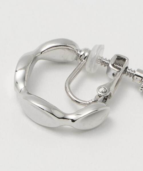 UNITED ARROWS(ユナイテッドアローズ)の「スカラップ フープイヤリング(イヤリング・レディース・シルバー/ゴールド・FREE)」の11枚目の写真