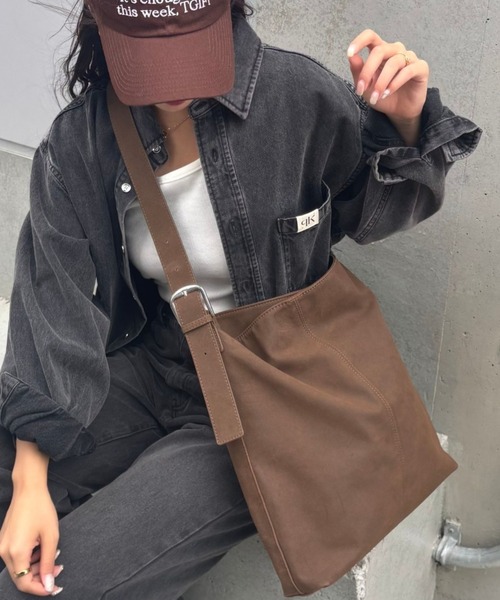 COLONY 2139（コロニートゥーワンスリーナイン）の「スエードライクワンショルダーバッグ（ショルダーバッグ・レディース・ブラウン/ベージュ・FREE）」の2枚目の写真