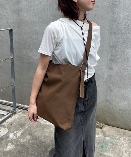 COLONY 2139（コロニートゥーワンスリーナイン）の「スエードライクワンショルダーバッグ（ショルダーバッグ・レディース・ブラウン/ベージュ・FREE）」の18枚目の写真