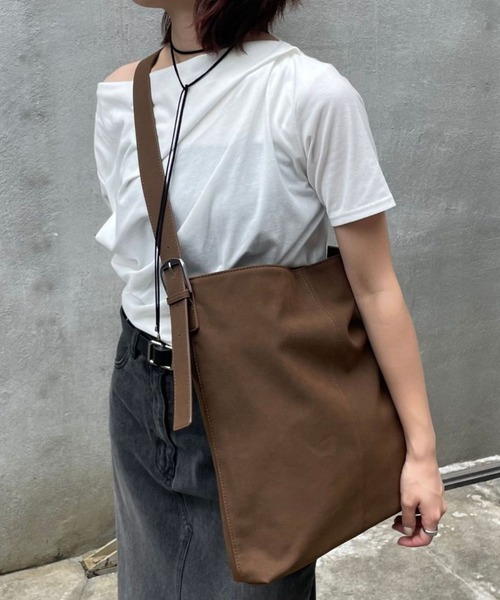 COLONY 2139（コロニートゥーワンスリーナイン）の「スエードライクワンショルダーバッグ（ショルダーバッグ・レディース・ブラウン/ベージュ・FREE）」の19枚目の写真