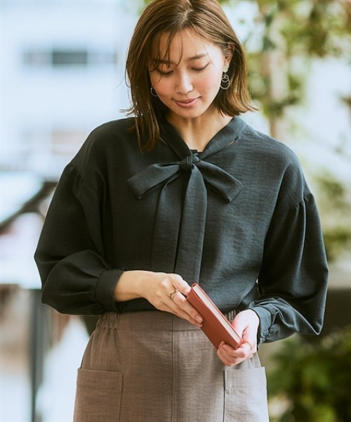 7days Life Styling（セブンデイズライフスタイリング）の「麻調合繊２WAYリボンブラウス（しわになりにくい・接触冷感・ＵＶカット・ウォッシャブル）<大きいサイズ有>（シャツ/ブラウス・レディース・チャコール/ネイビー/モカ・3L/LL/L/M/S）」の2枚目の写真