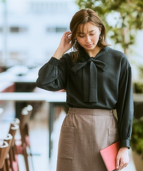 7days Life Styling（セブンデイズライフスタイリング）の「麻調合繊２WAYリボンブラウス（しわになりにくい・接触冷感・ＵＶカット・ウォッシャブル）<大きいサイズ有>（シャツ/ブラウス・レディース・チャコール/ネイビー/モカ・3L/LL/L/M/S）」の4枚目の写真