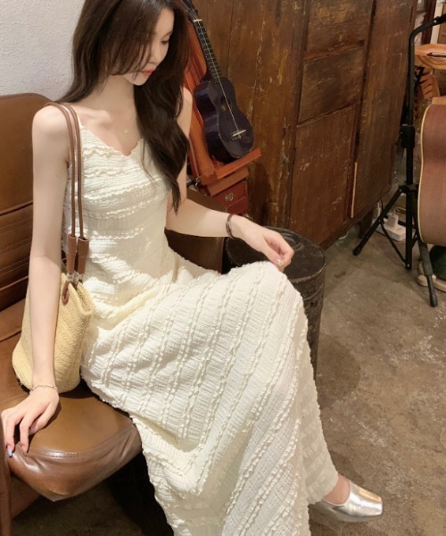 Aelina(エリナ)の「キャミソールロングワンピース(ワンピース・レディース・ブラック/アイボリー/ベージュ・F)」の3枚目の写真