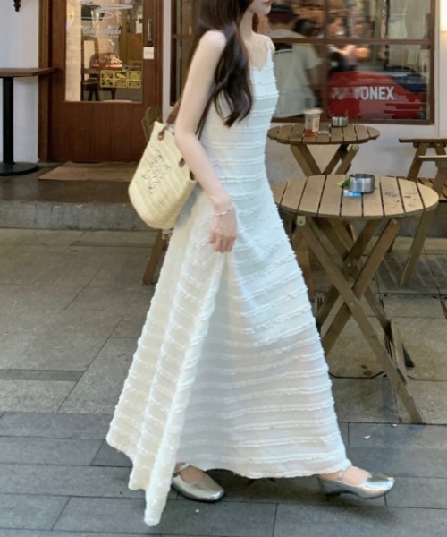 Aelina(エリナ)の「キャミソールロングワンピース(ワンピース・レディース・ブラック/アイボリー/ベージュ・F)」の17枚目の写真