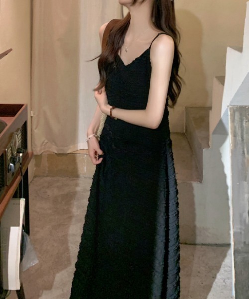 Aelina(エリナ)の「キャミソールロングワンピース(ワンピース・レディース・ブラック/アイボリー/ベージュ・F)」の7枚目の写真