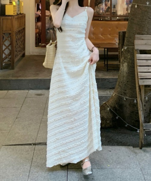 Aelina(エリナ)の「キャミソールロングワンピース(ワンピース・レディース・ブラック/アイボリー/ベージュ・F)」の22枚目の写真