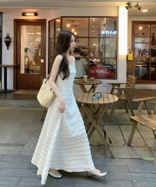 Aelina(エリナ)の「キャミソールロングワンピース(ワンピース・レディース・ブラック/アイボリー/ベージュ・F)」の4枚目の写真