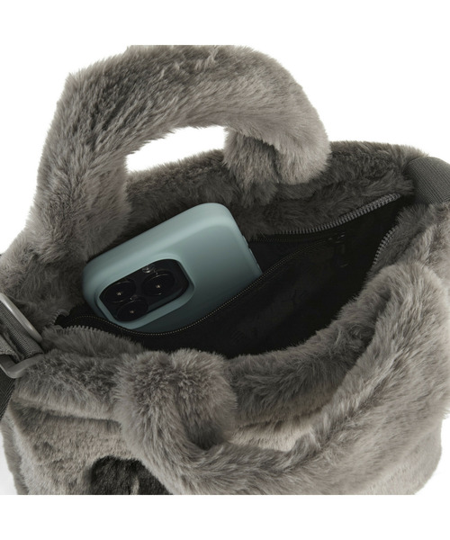 PUMA(プーマ)の「PUMA プーマ ウィメンズ UP FAUX ファー ミニ ショッパーバッグ 1.5L(ショルダーバッグ・レディース・グレー系その他/ブルー系その他/ブラック・フリー)」の4枚目の写真