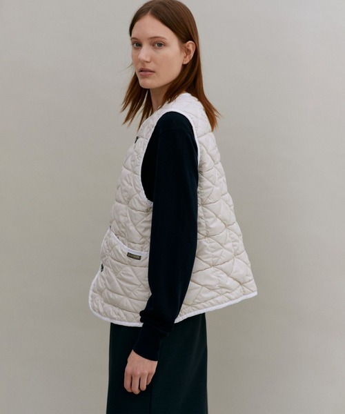 LAVENHAM(ラベンハム)の「Black Edition Washed Button Front Thornham Womens / ブラック エディション ウォッシュド ボタンフロント ソーンハム ウィメンズ(ベスト・レディース・オフホワイト/ダークブラック・10/8/6)」の11枚目の写真
