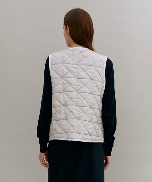 LAVENHAM(ラベンハム)の「Black Edition Washed Button Front Thornham Womens / ブラック エディション ウォッシュド ボタンフロント ソーンハム ウィメンズ(ベスト・レディース・オフホワイト/ダークブラック・10/8/6)」の12枚目の写真