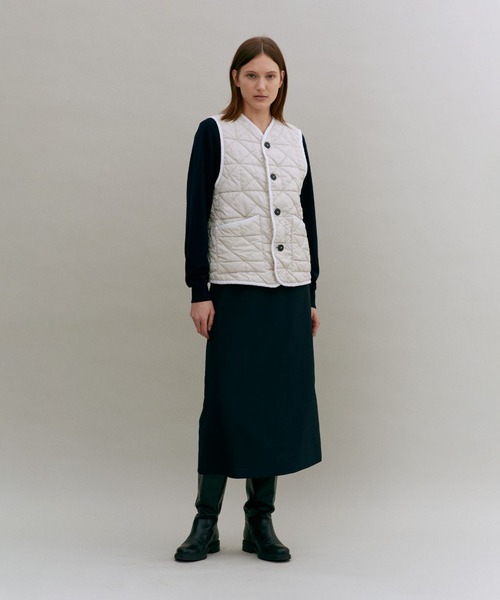 LAVENHAM(ラベンハム)の「Black Edition Washed Button Front Thornham Womens / ブラック エディション ウォッシュド ボタンフロント ソーンハム ウィメンズ(ベスト・レディース・オフホワイト/ダークブラック・10/8/6)」の5枚目の写真