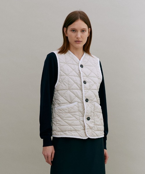 LAVENHAM(ラベンハム)の「Black Edition Washed Button Front Thornham Womens / ブラック エディション ウォッシュド ボタンフロント ソーンハム ウィメンズ(ベスト・レディース・オフホワイト/ダークブラック・10/8/6)」の3枚目の写真