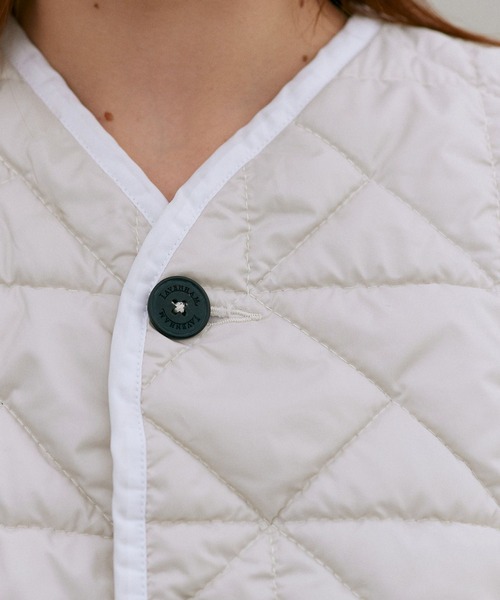 LAVENHAM(ラベンハム)の「Black Edition Washed Button Front Thornham Womens / ブラック エディション ウォッシュド ボタンフロント ソーンハム ウィメンズ(ベスト・レディース・オフホワイト/ダークブラック・10/8/6)」の4枚目の写真